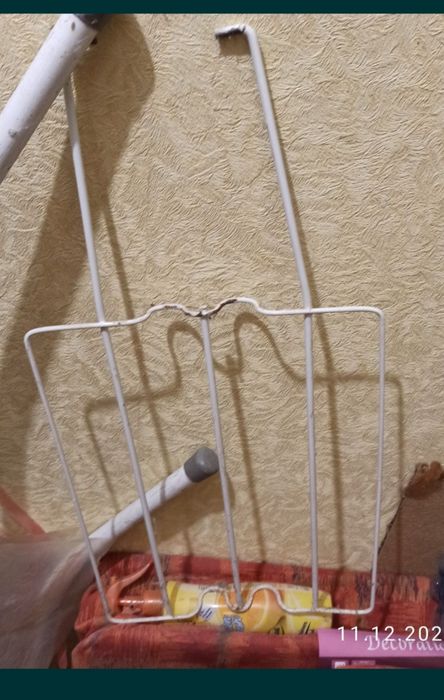 Отдам 3 ножки половинка четвертой ножки от гладильной доски