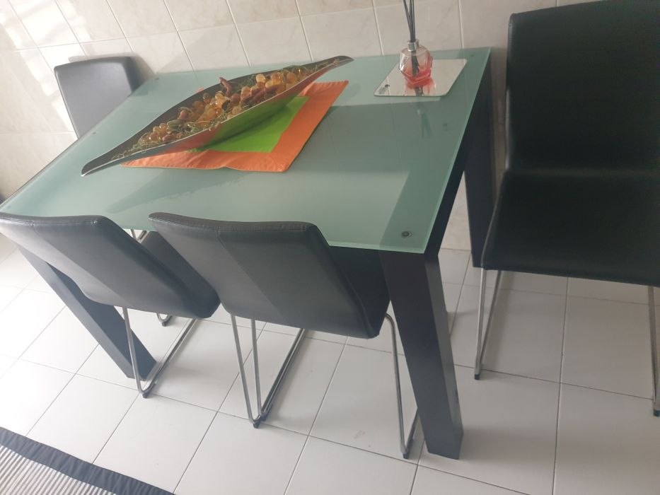 Mesa e 4 cadeiras