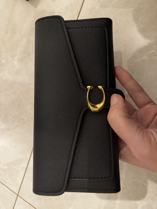 Cateira preta, bege ou bordeaux com logo em metal dourado