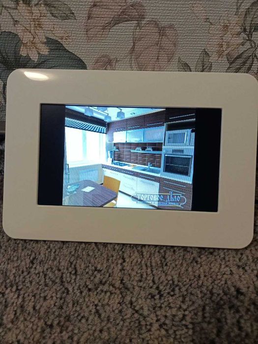 Цифровая фоторамка Samsung LP07 (SPF-71ES) white