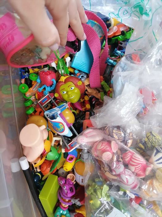 Grande lote de figuras brindes kinder surpresa