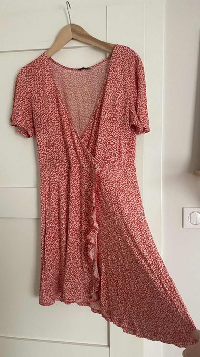 czerwona letnia sukienka w drobne kwiatki Pull&Bear rozmiar M
