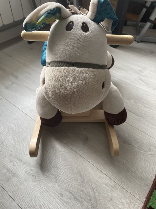 B toys konik na biegunach koń pluszowy bujak dla dziecka