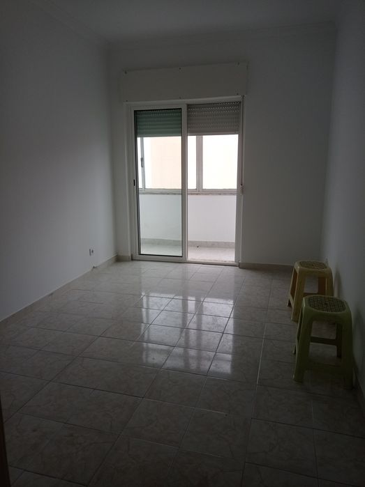 Aluga-se T1 - em Olival Basto