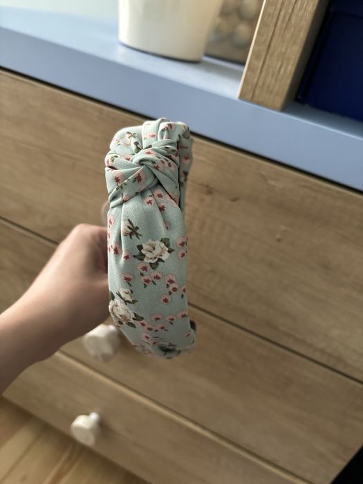 Niebieska opaska w kwiaty na włosy
