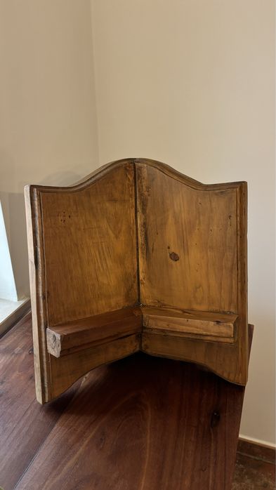 Crucifixo em Madeira Maciça com Suporte de Bíblia (Antigo)