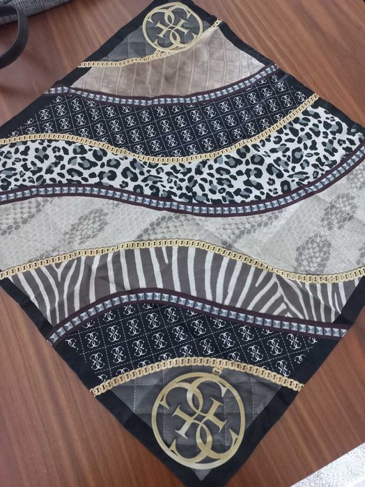 Lenço Guess novo