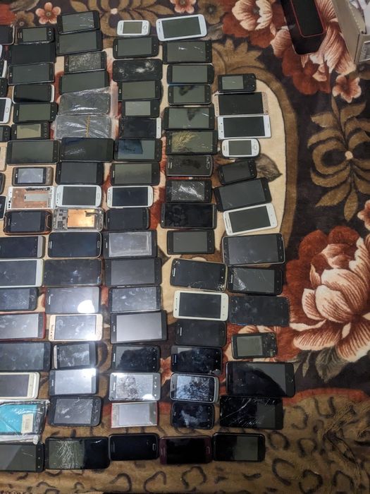 Продам лот  сенсорний телефонів