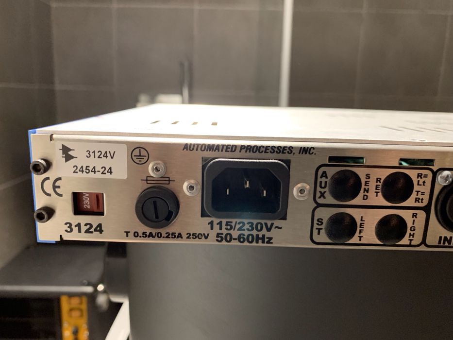 API 3124V — Pré-amplificador de Microfone de Referência, 4 Canais