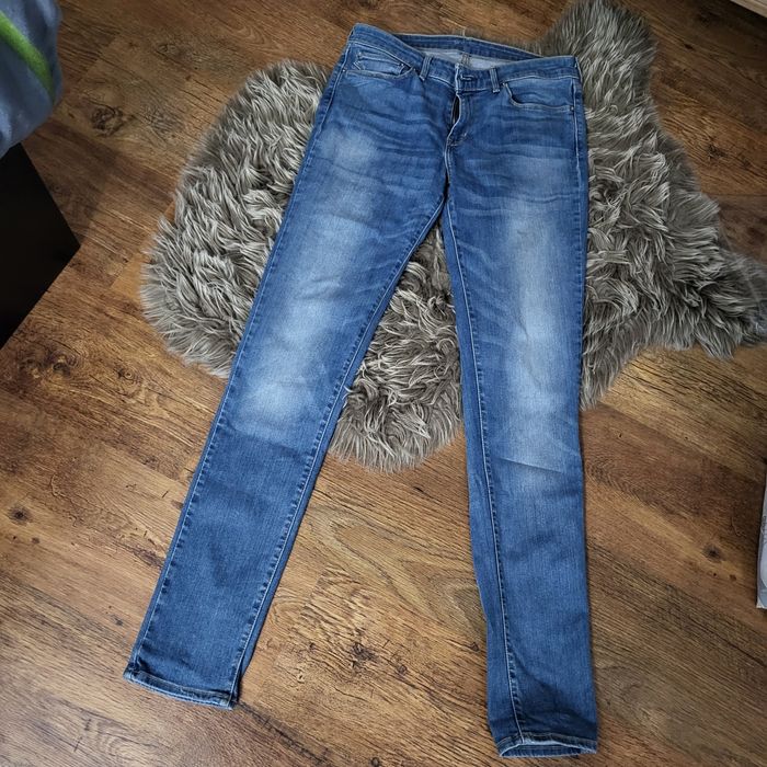 Granatowe spodnie męskie niebieskie jeansy proste Levis XS 34