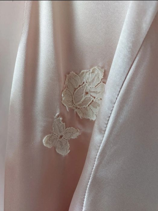 Satynowy szlafrok Secret Possessions pudrowy beż  koronka 44 46