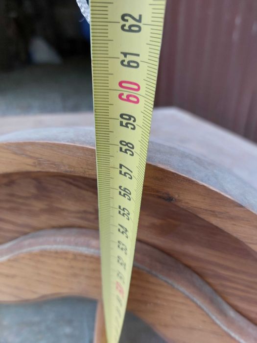 Przeszklona narożna szafka drewniana wisząca