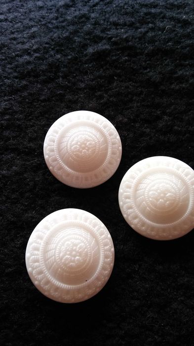 Guziki białe ozdobne odzieżowe 2,8 cm