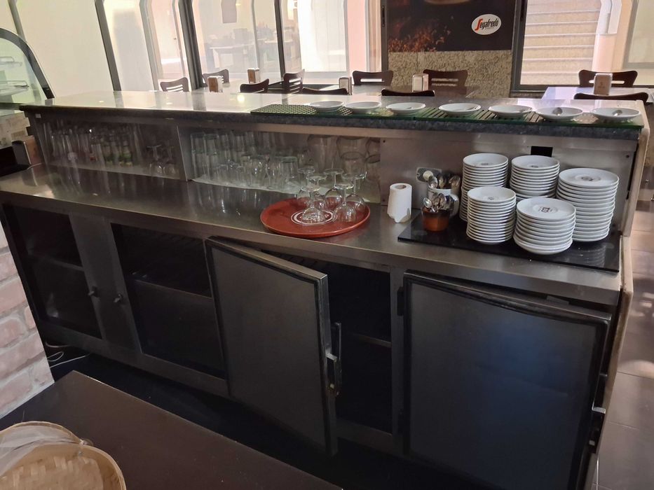 Loja Comercial com Snack-Bar instalado -Trespassar ou Arrendar