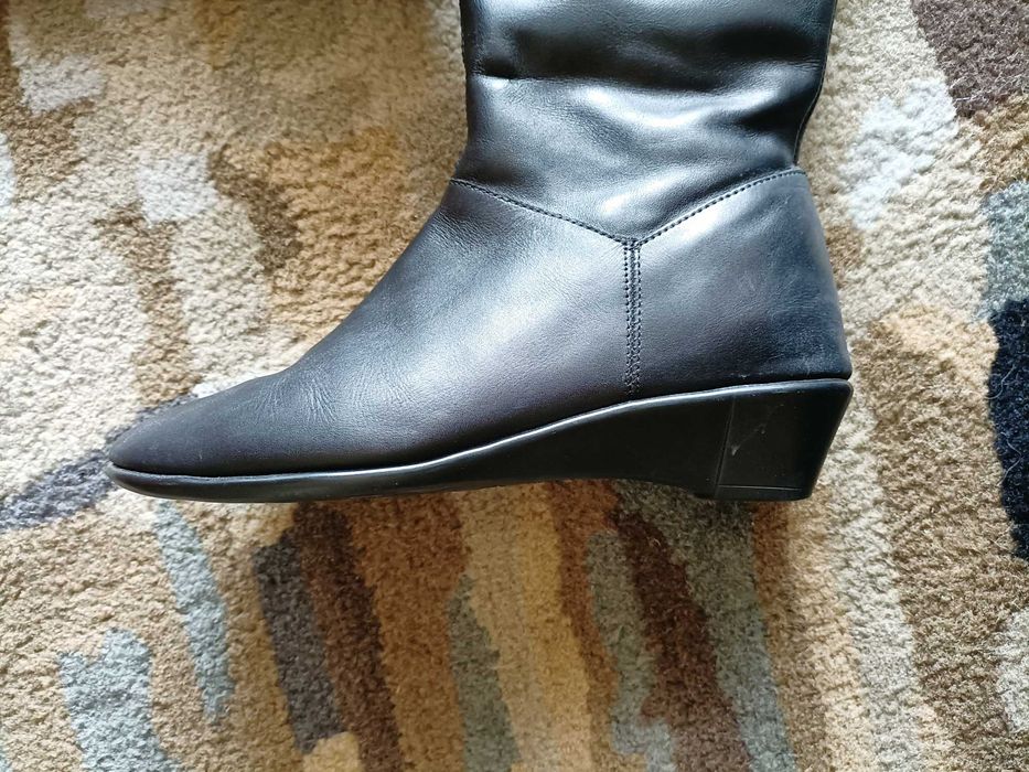 Bota preta alta número 36.