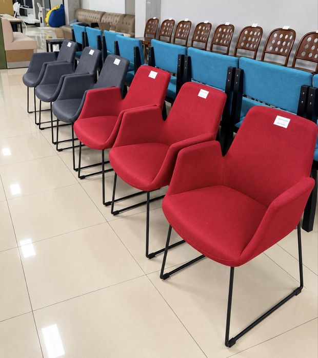 РОЗПРОДАЖ столи для переговорів офісні довгі крісла офісні стелажі