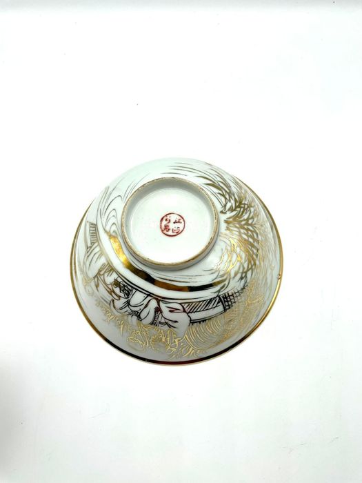 Taça chinesa em ouro