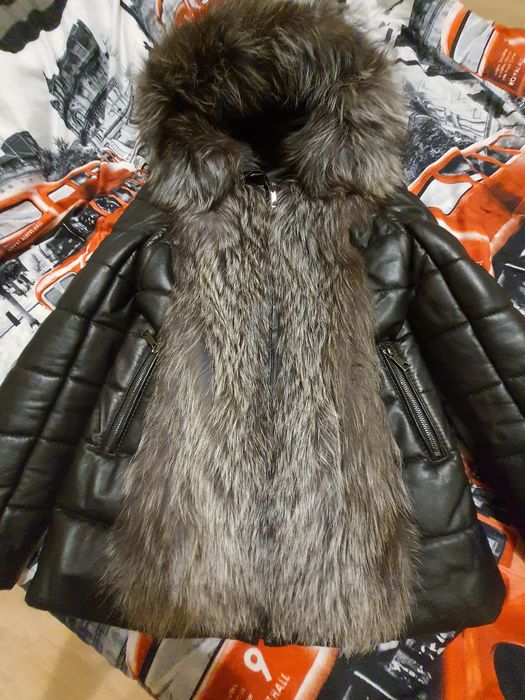 Шкіряна куртка-жилетка з хутром чорнобурки