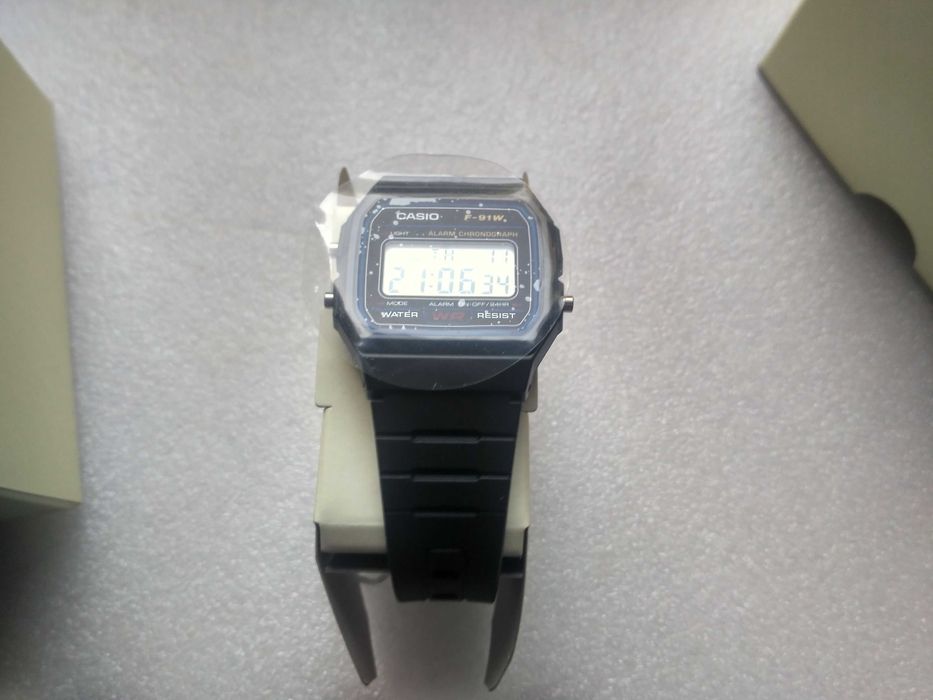Легендарные электронные часы Casio F-91W, а именно модификация F-91W-1YEG с модулем 593