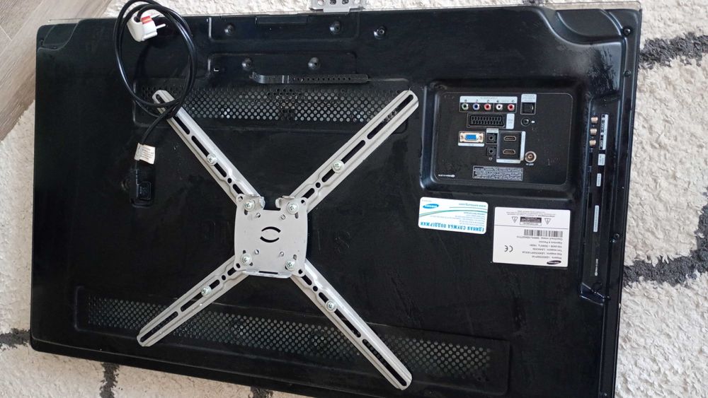 Продаю телевізор Samsung , кріплення у подарунок