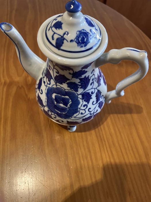 Bule de chá em porcelana branca e azul