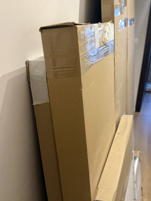 Regał VOX z wysuwaną szufladą na kółkach.