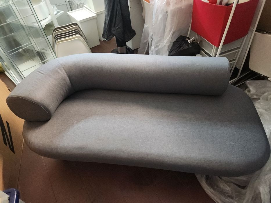 Sofá versátil para casa ou escritório. Excelente estado de conservação