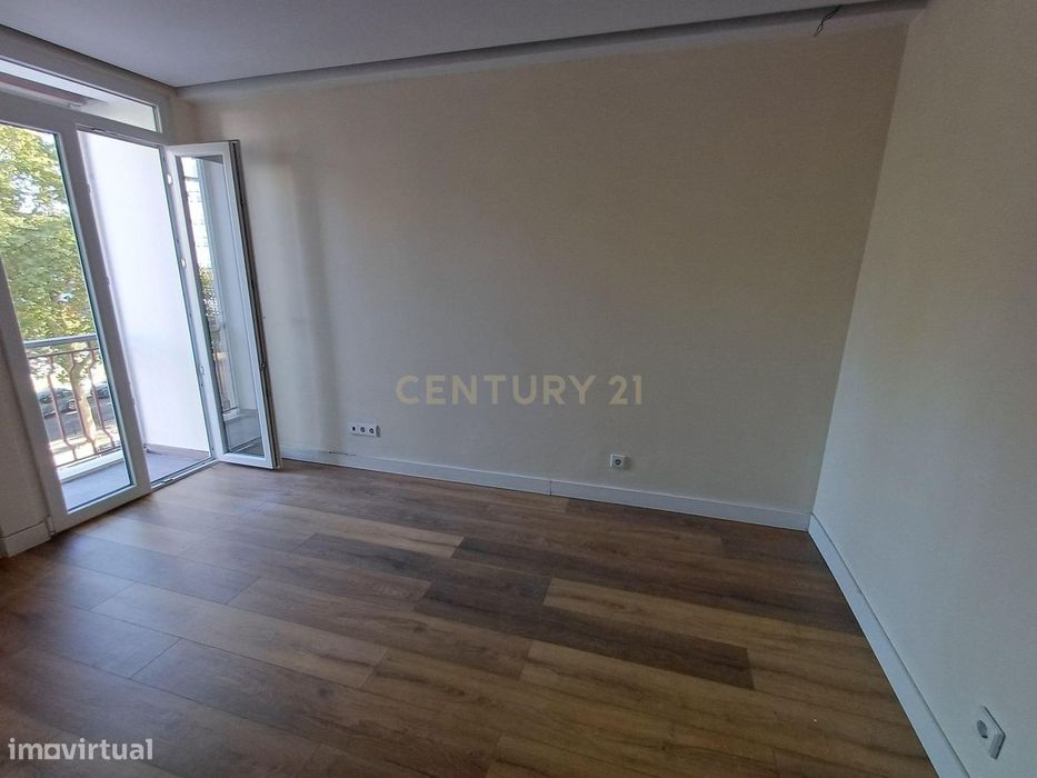 Apartamento T4 remodelado e com varandas frente ao Spacio Shopping dos