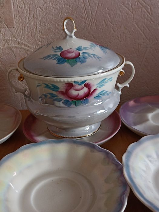 Сахарница, блюдца, сервиз.
