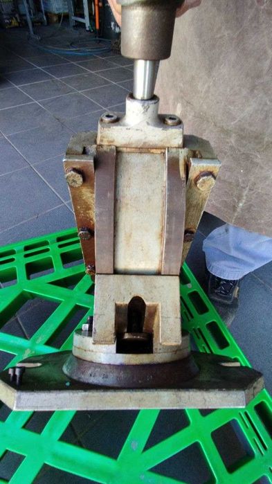 Prensa para fresadora com base rotativa inclinável