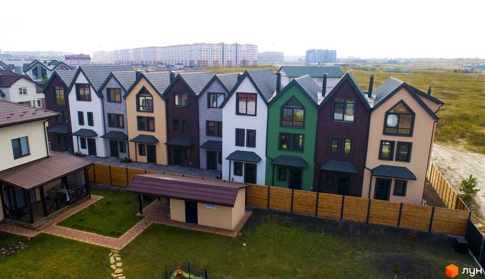 Продаж таунхаусу без ремонту с. Софіївська Борщагівка вул. Райдужна 43