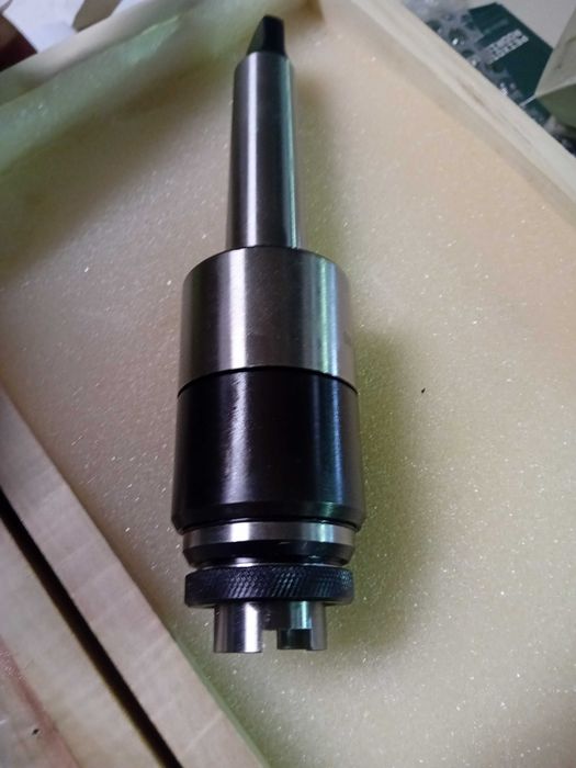 Conjunto de  cabeça de roscar com mandris com embalagem