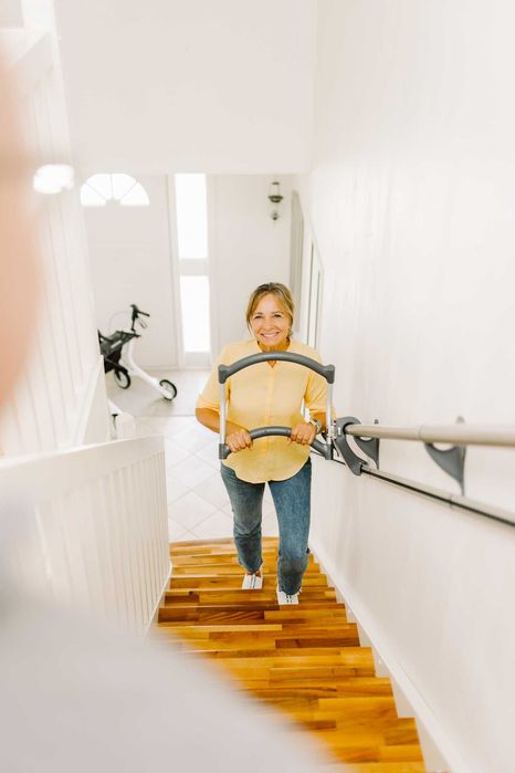 AKTYWNA PORĘCZ - Łatwiejsze Staje się Możliwe - Chodzenie po schodach