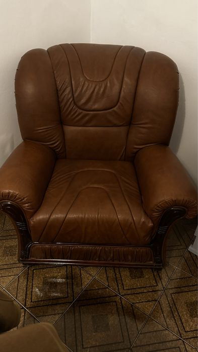 Sofá de pele castanha