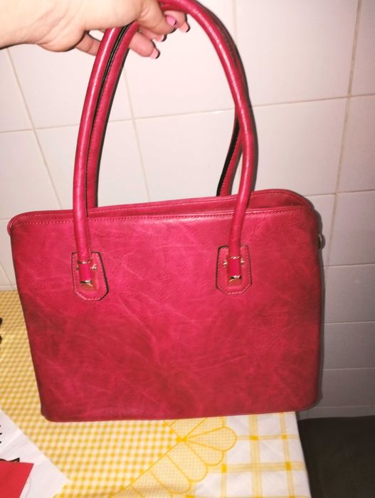 Vendo carteira com pouco uso bastante espaçosa