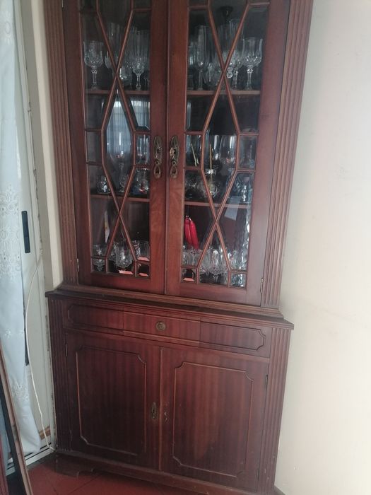 Cristaleira de canto em mogno.