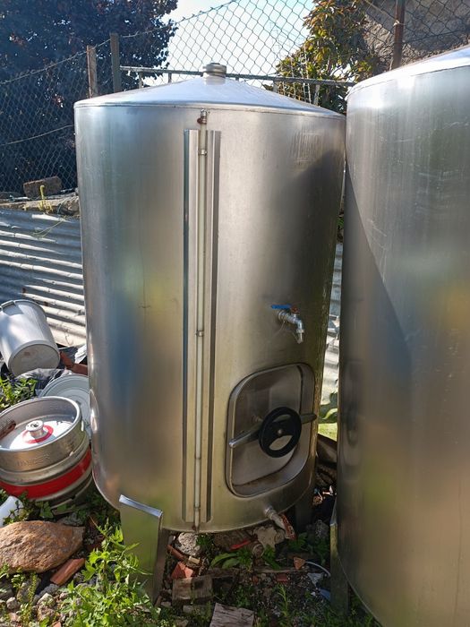 Cubas em inox para armazenamento de vinho, 750 e 1000 litros
750 litrros180€
1000 litros 200€
