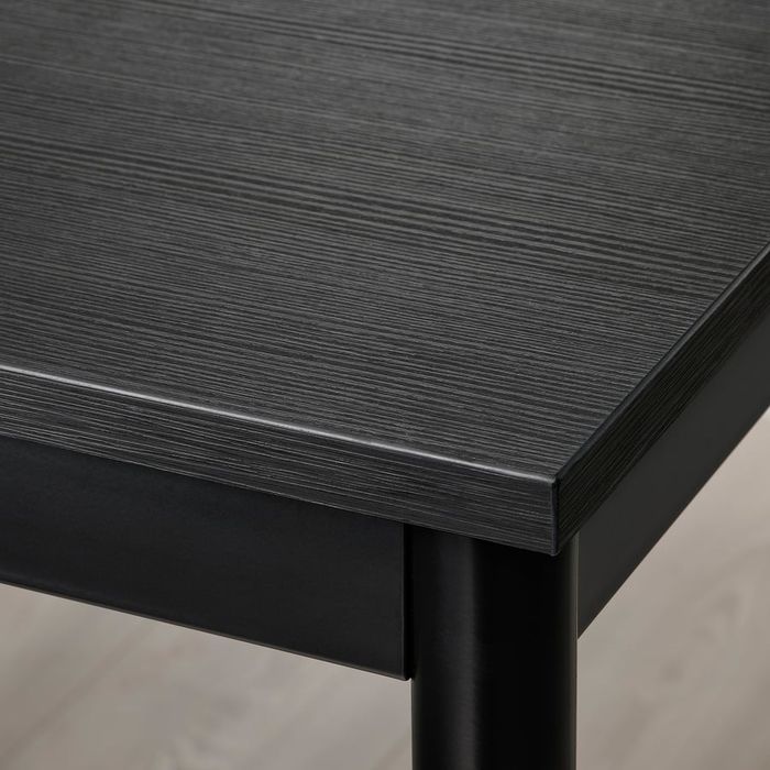 Mesa 67x67 e duas cadeiras, como novas