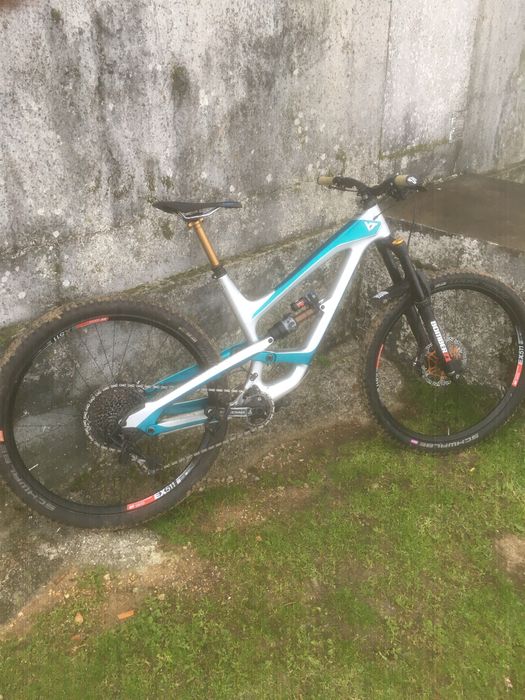 Yt capra CF Pro Race