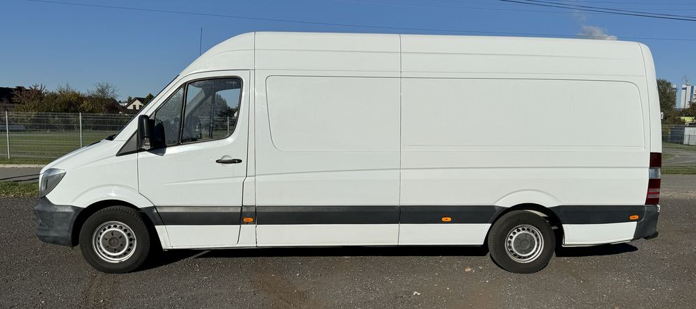 Wypożyczalnia samochodów Wynajem busa dostawczego Kontener - Winda