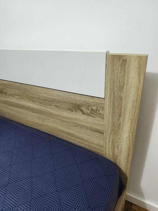 Cama de Casal Moderna com Estrado (Efeito Madeira) – 2,00m x 1,40m