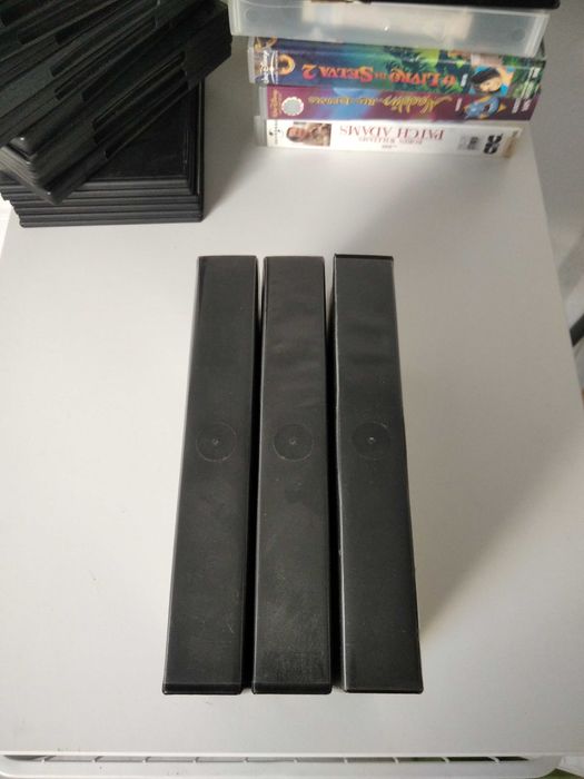 Caixas vazias de VHS e DVD usadas64585260235395121