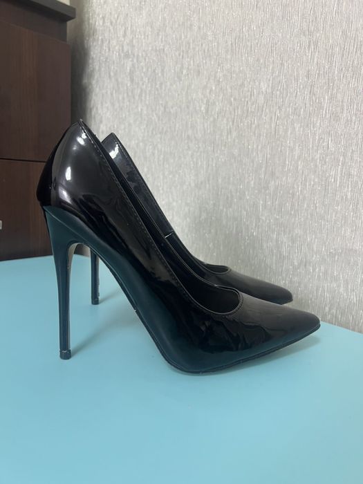 Чорні лакові туфлі на каблуку