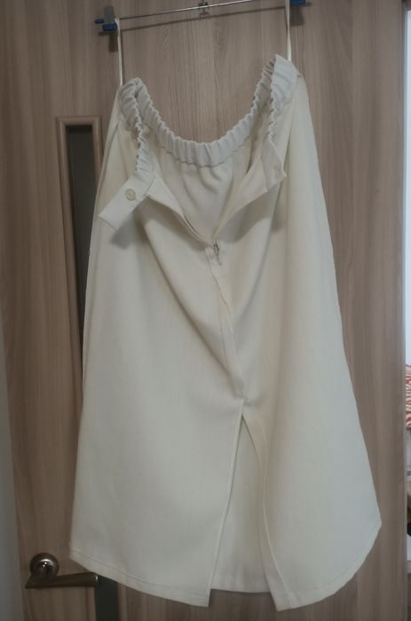 Строга біла юбка з розрізом .