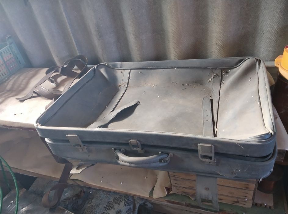 Продаються  чемодан