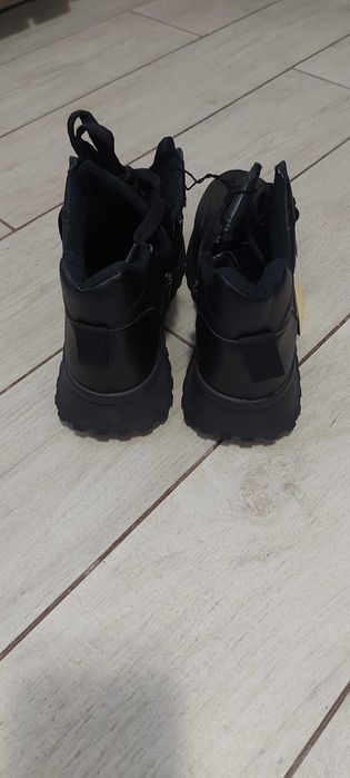 Кроссовки женские