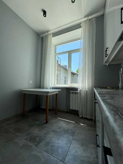Продам 4-и к/к 85 м2 з гарним розташуванням в самому центрі міста.
