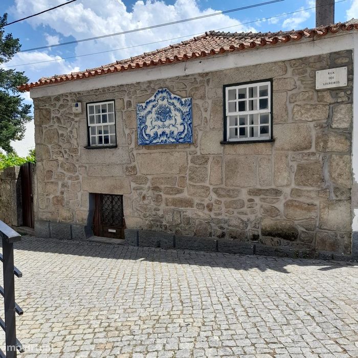 Moradia Centenária com terreno .