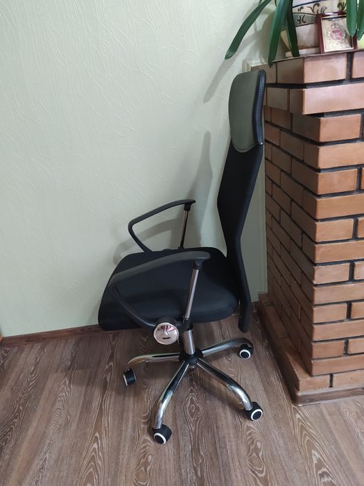 "Офісне крісло,сітка, регулювання висоти"