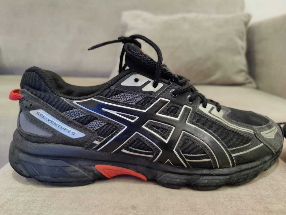 Sapatilhas Asics tam. 42.5 em muito bom estado.